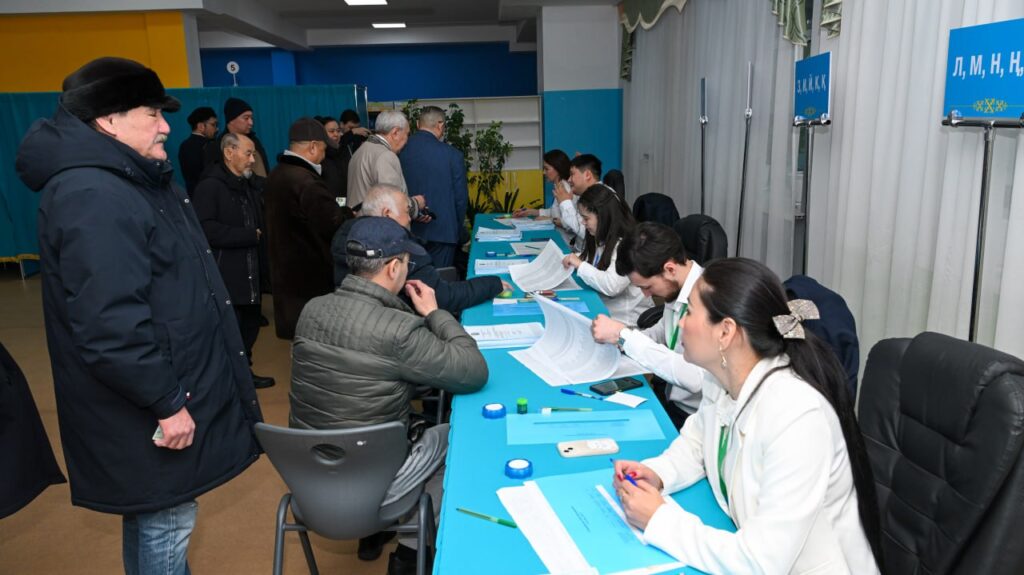 Референдум: Түскі 12.00-ге дейін елде 4,6 миллионнан астам адам дауыс берді