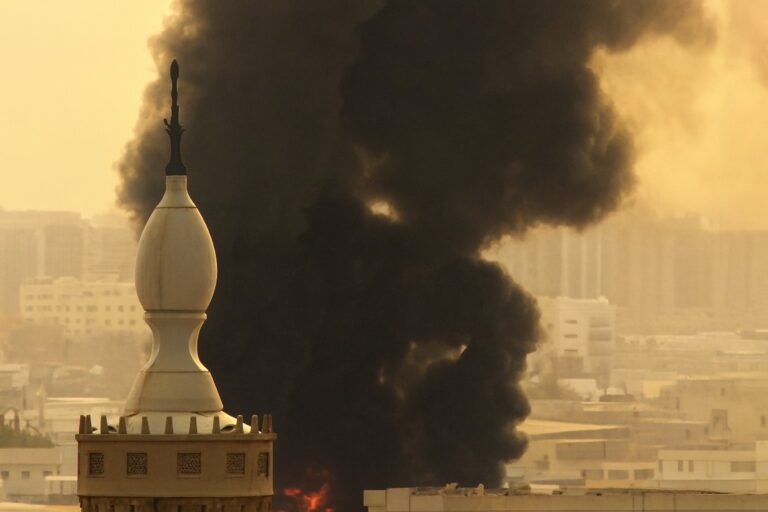 Обломки дрона упали на торговый центр в Шардже: под завалами могут быть люди