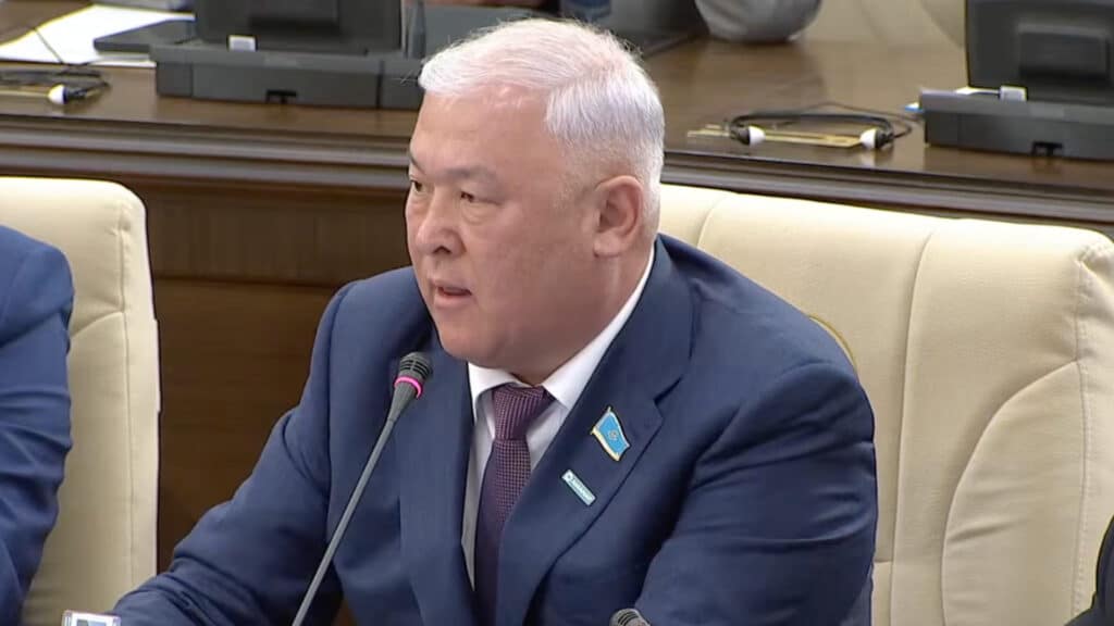 Депутат есепшоты бұғатталған адамның жалақысын қолма-қол беруді ұсынды