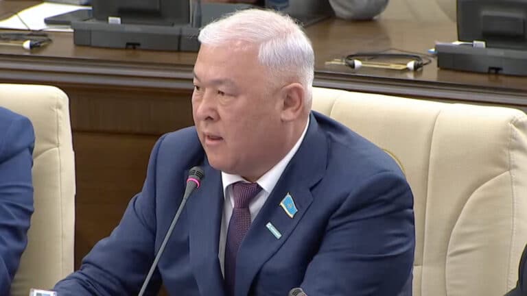 Депутат есепшоты бұғатталған адамның жалақысын қолма-қол беруді ұсынды