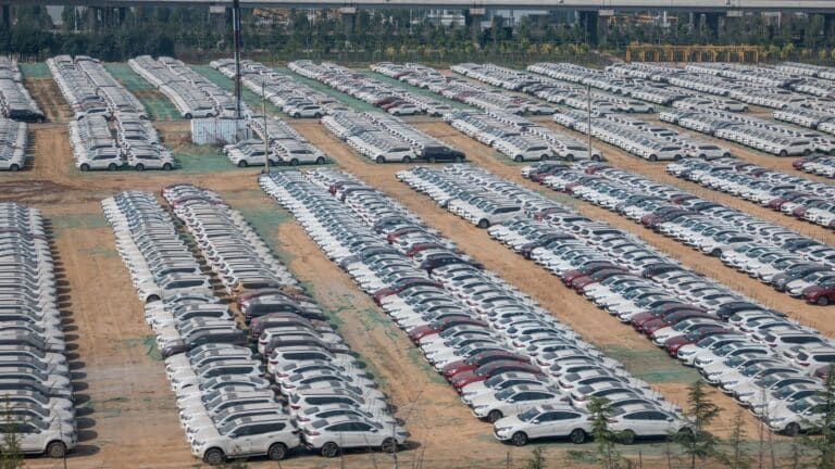 Продажи авто в Китае показали крупнейшее падение за два года