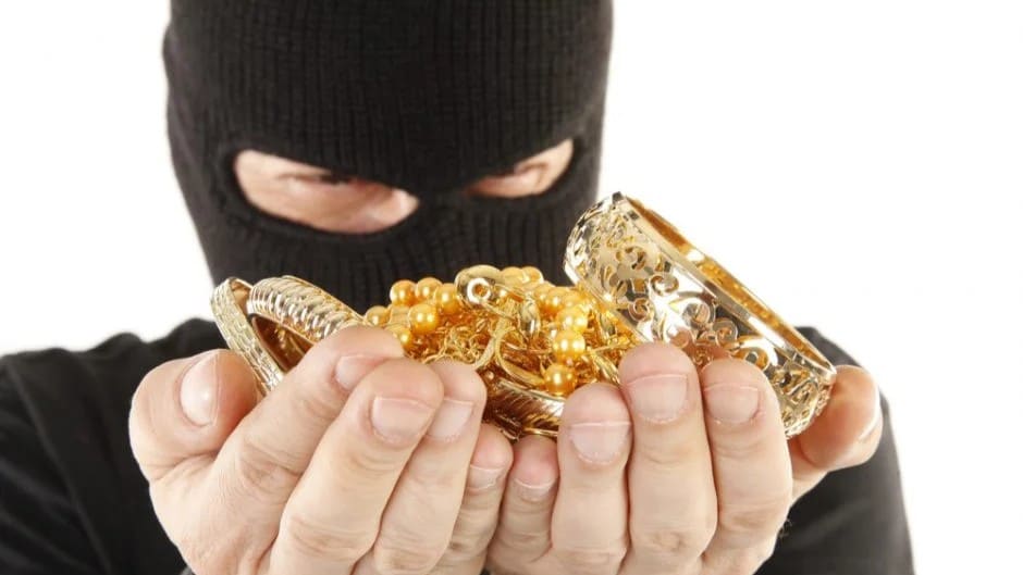 Әйел бетперде киген белгісіз ер адам үйіне кіріп, қарумен қорқытқанын айтқан / фото: ашық дереккөзі