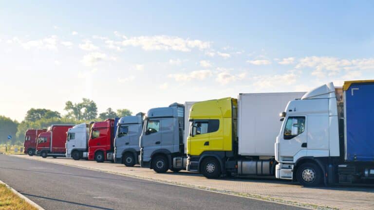 На трассах Казахстана вводят весенние ограничения для фур