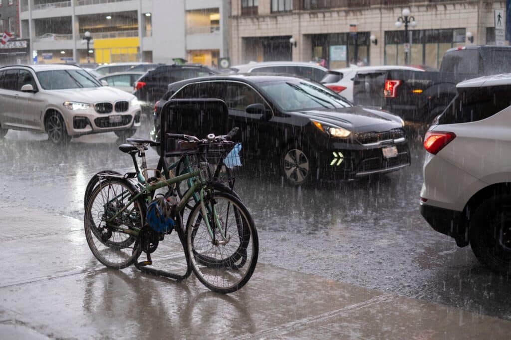 Сильный дождь, гроза и даже снег ожидается в Алматы и по области