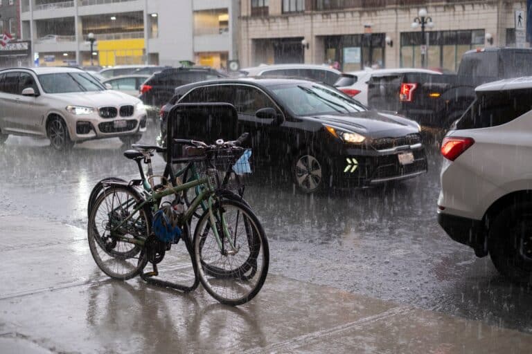 Сильный дождь, гроза и даже снег ожидается в Алматы и по области