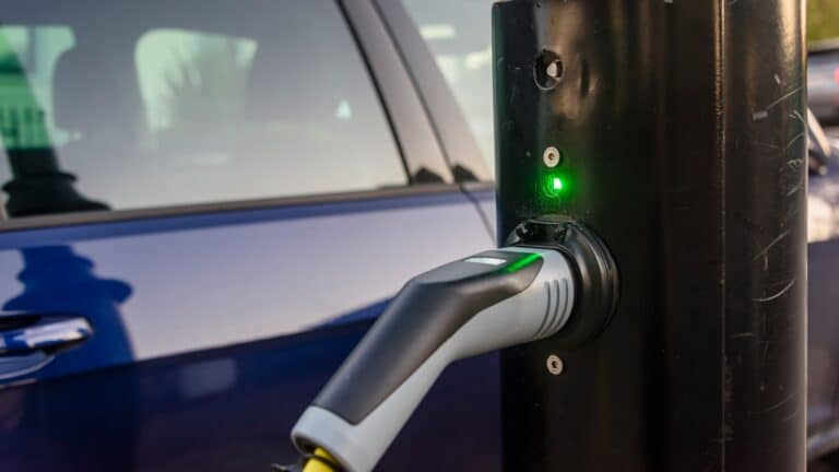 Бензин дорожает, BYD заряжает: китайцы переманивают водителей на «розетку»