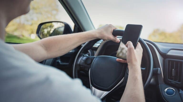 Телефон за рулем: где грань между «просто посмотрел» и штрафом