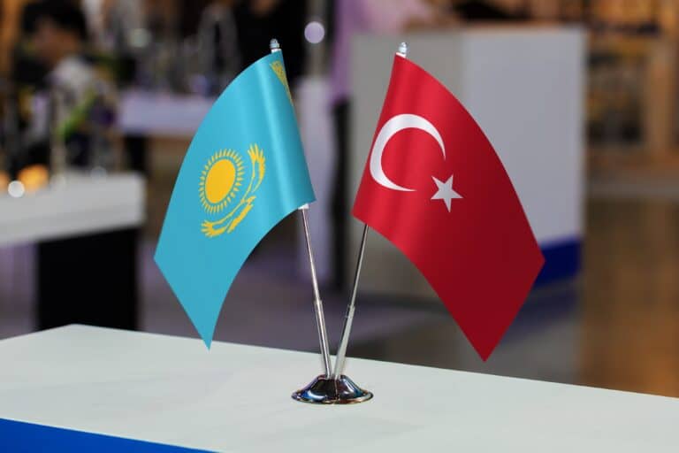 Кошербаев обсудил с главой МИД Турции ситуацию на Ближнем Востоке