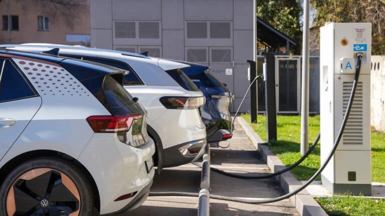 Жители Алматы требуют снести зарядки для электромобилей после ЧП с подростком