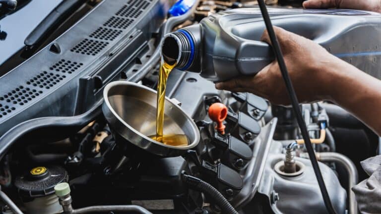 Ловушка регламента: почему замена масла через 15 тыс. км убивает мотор