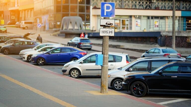 Алматинцы массово игнорируют платные парковки – полмиллиона штрафов за год