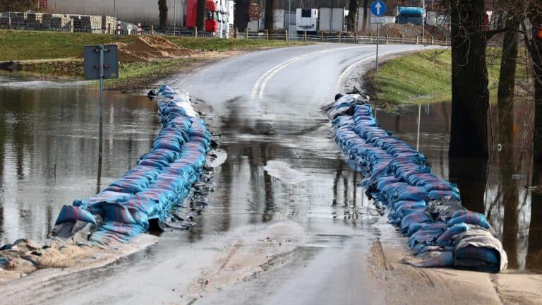 «КазАвтоЖол» снизил риск паводков на трассах почти наполовину