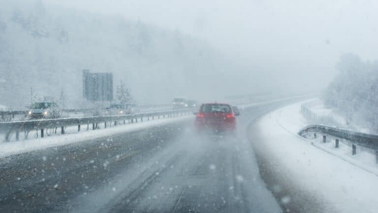 На трассах трех областей Казахстана ограничили движение из-за бурана