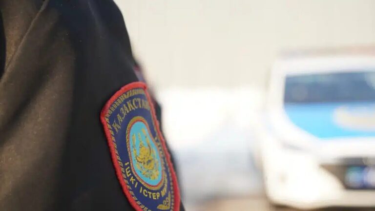 Атырауда полицейдің арқасына пышақ сұққан әйел 4 жылға сотталды