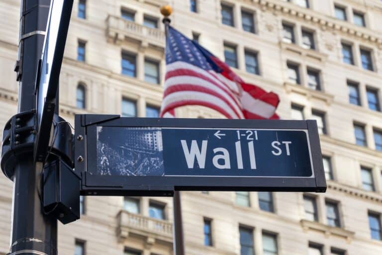 Главное к утру: акции опять падают, Уолл-стрит ищет защиту от волатильности