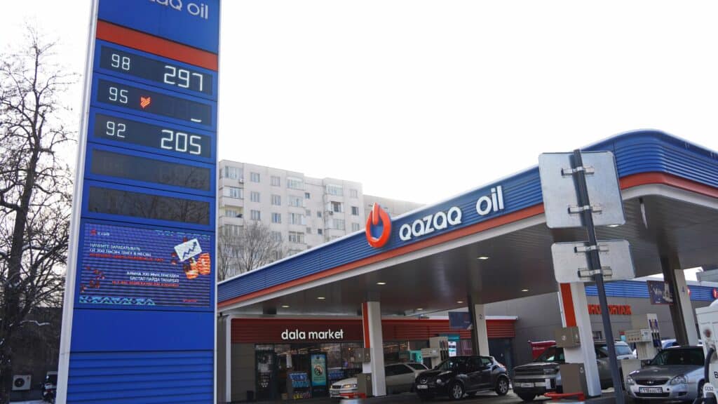 Цены на бензин в Казахстане за год выросли на десятки тенге