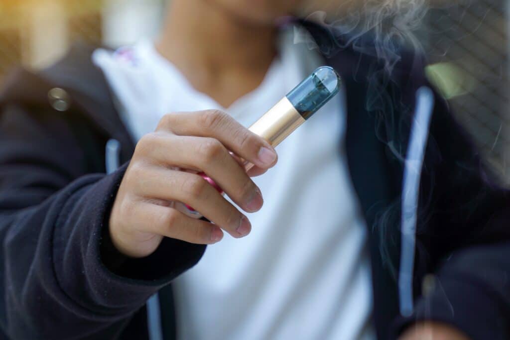 Өзбекстанда электронды темекі сатқандар бес жылға қамауға алынады