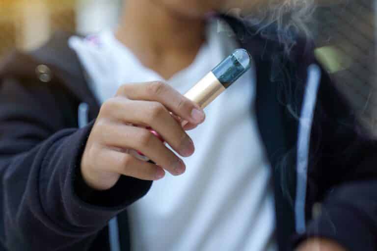 Енді Өзбекстанда электронды темекі сатқандарды бес жылға қамауға алады