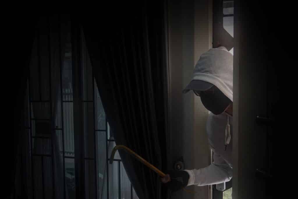 Жительница Тараза заявила на грабителя в маске, чтобы обмануть мужа