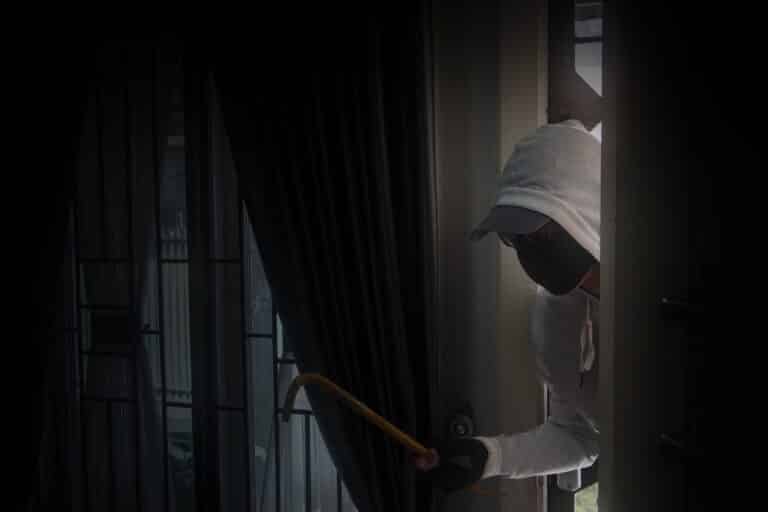 Жительница Тараза заявила на грабителя в маске, чтобы обмануть мужа