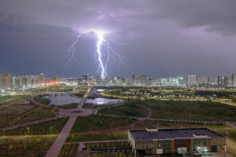 Казахстан накроют туман, грозы и сильный ветер: штормовое предупреждение на 23 марта