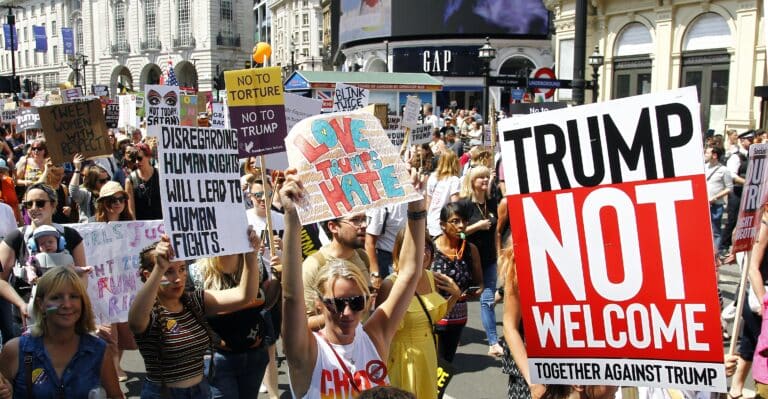 Миллионы американцев вышли на улицы против политики Трампа и войны с Ираном