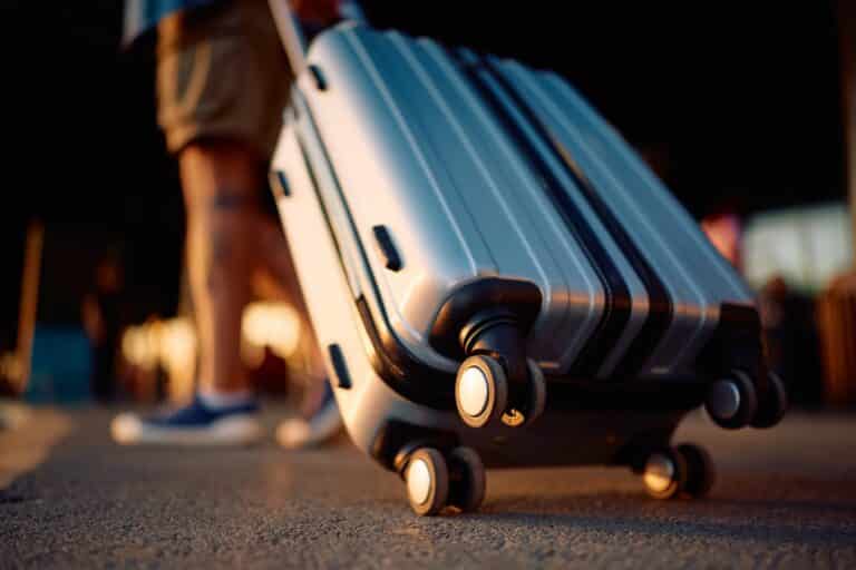 Отель оплачен только на одну ночь: что делать казахстанцам, застрявшим в Дубае