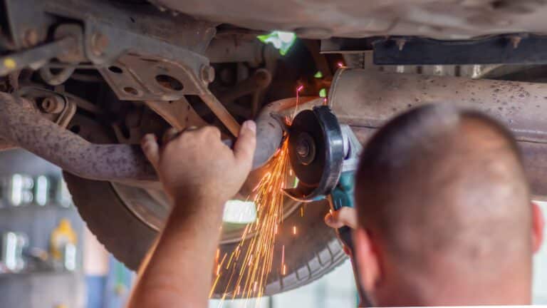 Эксперт назвал детали авто, которые чаще всего ломаются из-за весенних дорог