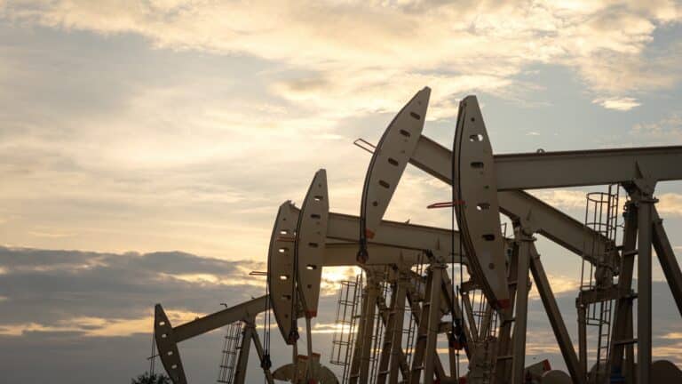 Главное к утру: падение нефти, страх стагфляции, восстановление бигтеха