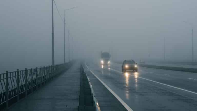 Штормовое предупреждение из-за тумана объявили в нескольких областях РК