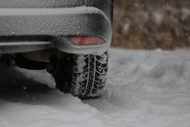 В Карагандинской области 117 человек застряли на трассе в метель