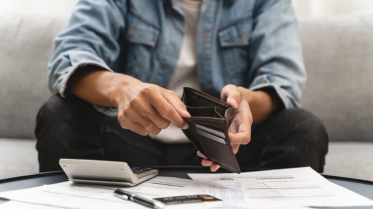 Халық кедейленіп барады: тапқан табысының тең жарымын тамаққа жұмсайды