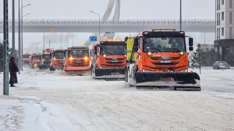 Снег, ветер и гололед: по Казахстану объявлено штормовое предупреждение