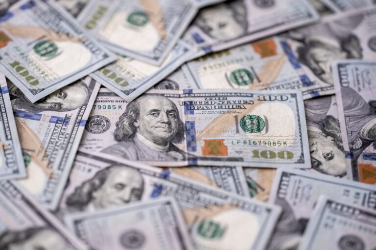 На долларах появится подпись Трампа