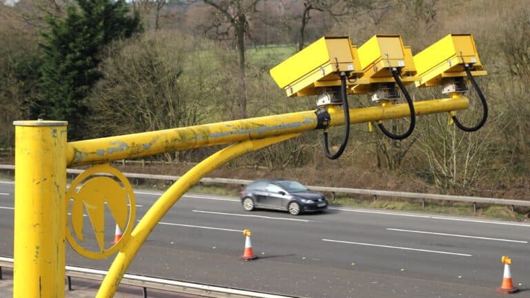 На трассе Шымкент – Тараз начали штрафовать за среднюю скорость