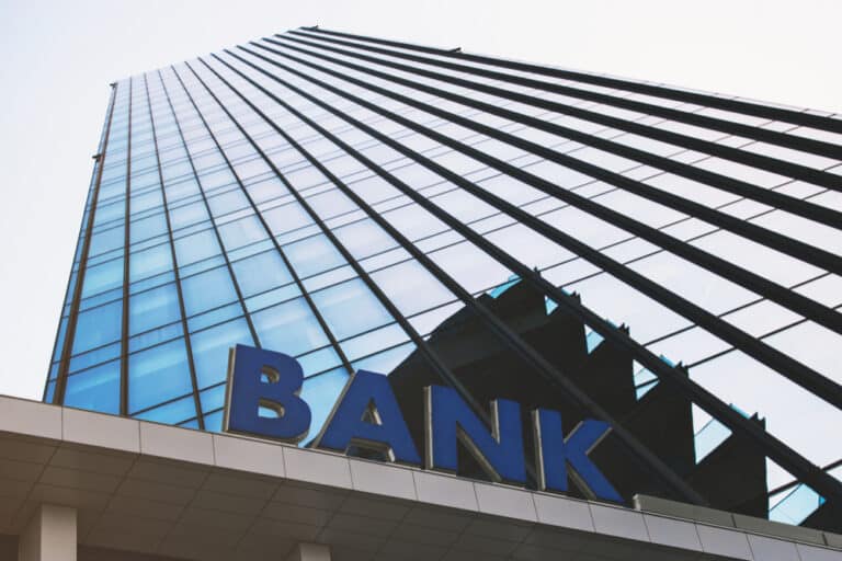 Миллиардтаған қарызы бар банктерге шетелден бизнес сатып алуға неге тыйым салынды