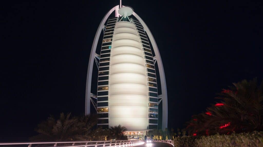 Burj Al Arab — әлемдегі жалғыз 7 жұлдыз қонақ үй дрон соққысынан өртенді