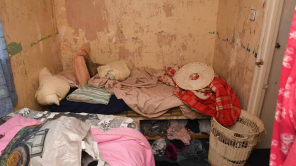 Женщину 25 лет держали в домашнем рабстве избивали и выбивали зубы