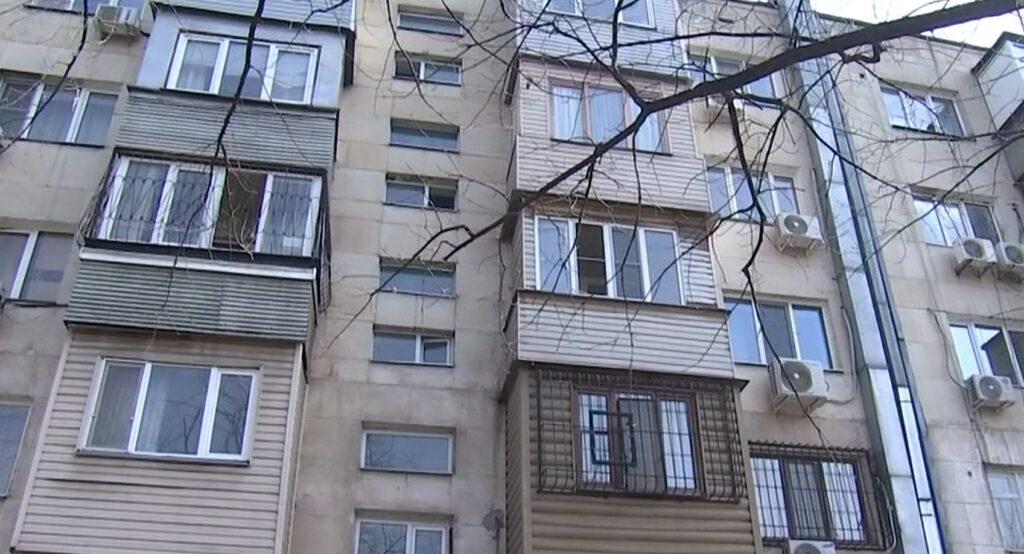 Жильцы алматинской пятиэтажки боятся оказаться под обломками дома из-за кафе