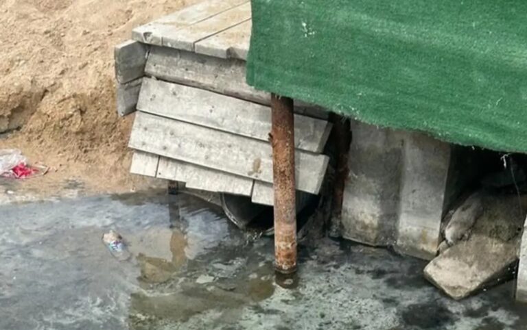 Жители Актау заподозрили слив неизвестной жидкости в Каспий