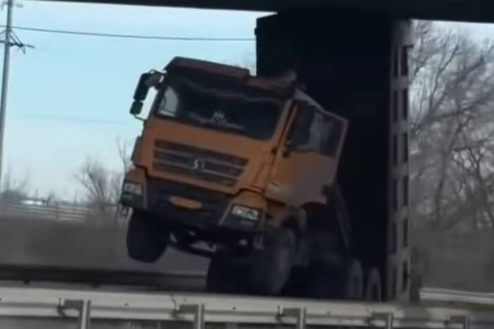 Грузовик застрял под путепроводом на трассе Костанай–Рудный