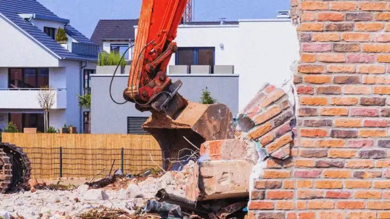 Үйлер бұзылмайды: Алматыда 30-дан астам жер телімін алу рәсімі күшін жойды