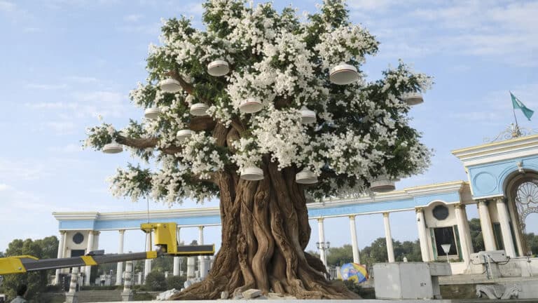 Гигантское «дерево счастья» появилось в Парке Первого президента в Алматы к Наурызу