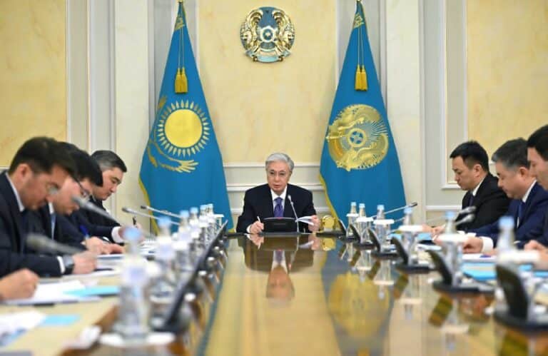 Тоқаев банктерге шүйлікті: QR-төлем неге кешігіп жатыр