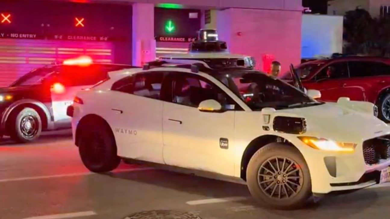 беспилотное такси, роботакси, waymo, такси waymo перекрыло улицу