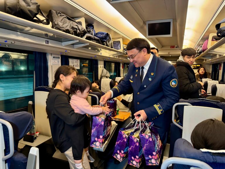 Мереке қарсаңында пойыздағы әйелдерге сыйлық таратылды