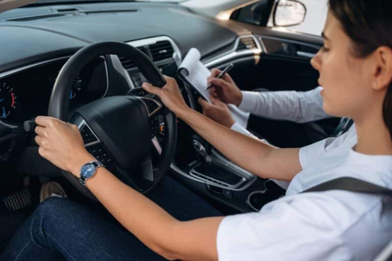 В Казахстане ужесточат контроль над таксистами и автошколами