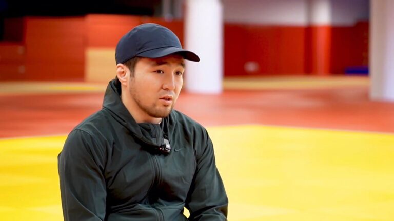 Елдос Сметов өзін сынаған хейтер мен журналистерге жауап берді