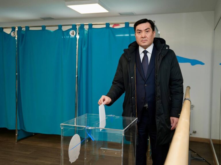 Мәдиев, Ақкенженов пен Әшімбаев дауыс берді