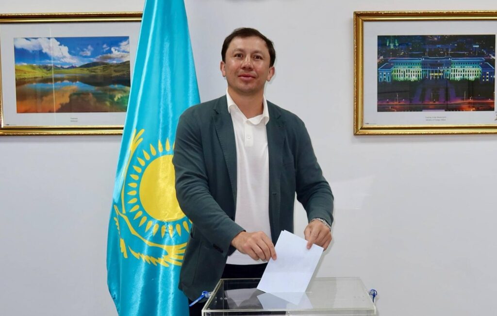 Референдумда елден бұрын ең бірінші болып Головкин дауыс берді